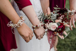 Armbänder der Brautjungfern in Weinrot