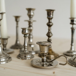 Silberne Kerzenständer für Vintage Hochzeit von Ganz Unverblümt in Niederbayern mieten
