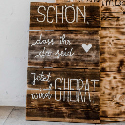 Willkommen-Schild für Hochzeit bei Floristin Franzi von Ganz Unverblümt Straubing mieten