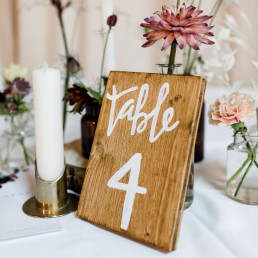 Tischnummern aus Holz für Boho Hochzeit bei Ganz Unverblümt mieten