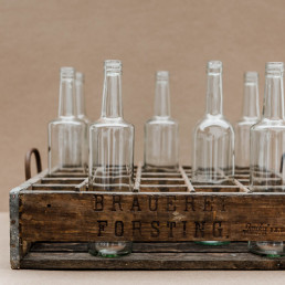 Alte Flaschenkiste aus Holz für Raumdekoration von Franzi von Ganz Unverblümt mieten