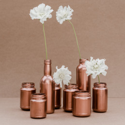Moderne und natürliche Vasen mit Blumen von Ganz Unverblümt Straubing