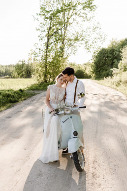 Brautpaar glücklich mit Strauß und Blumenschmuck von Ganz Unverblümt