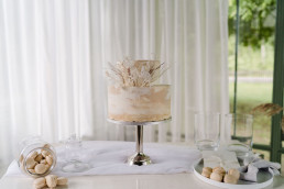 Minimalistische Torte mit Trockenblumen von Ganz Unverblümt