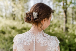 Braut mit natürlichem Blumenschmuck von Ganz Unverblümt in den Haaren