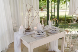 Minimalistisch gedeckter Tisch mit Deko und Trockenblumen von Ganz Unverblümt