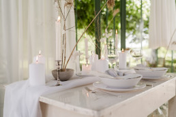 Gedeckter Tisch mit Betonschalen und Trockenblumen und Kerzen von Ganz Unverblümt