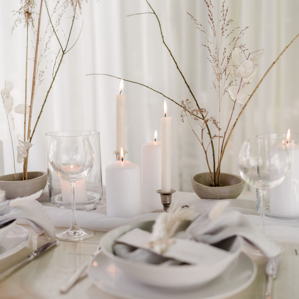 Minimalistische Tischdekoration mit Kerzen Trockenblumen und Schalen von Ganz Unverblümt