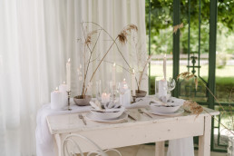 Gedeckter Tisch mit Trockenblumen und minimalistischer Deko von Ganz Unverblümt