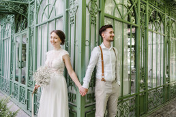 Brautpaar lächelt mit natürlichem Brautstrauß in Weiß von Ganz Unverblümt