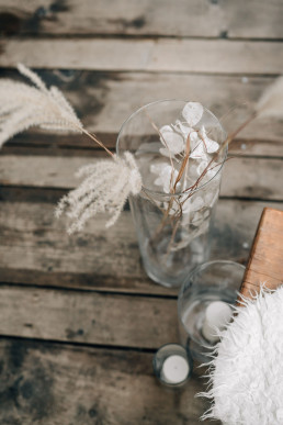 Detailaufnahme Vase mit winterlichen Trockenblumen von Ganz Unverblümt