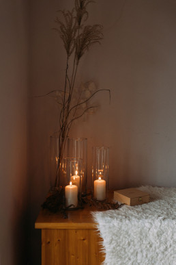 Windlichter und Vase mit Trockenblumen von Ganz Unverblümt Steinach