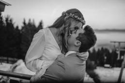 Braut und Bräutigam küssen sich glücklich