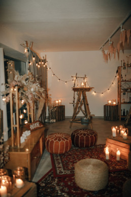 Dekoriertes Studio mit vielen Kerzen von Ganz Unverblümt in Steinach