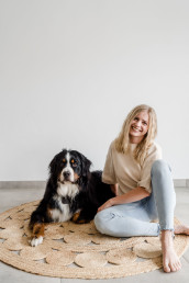 Meisterfloristin Franzi mit ihrem Hund Monty im Atelier Ganz Unverblümt
