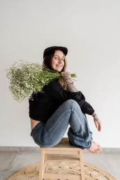 Floristin Julia im Ganz Unverblümt Studio in Steinach mit Trockenblumen in der Hand