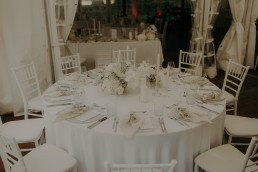 Tisch mit weißen Gestecken von Ganz Unverblümt