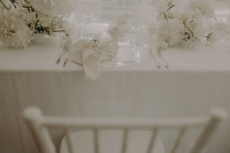 Eingedeckter Tisch mit weißen Gestecken und Schleierkraut von Ganz Unverblümt