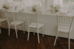 Brauttisch mit komplett weißen Gestecken von Ganz Unverblümt
