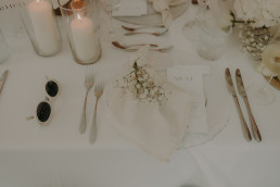 Gedeckter Tisch mit Blumendeko von Ganz Unverblümt