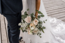 Braut und Bräutigam mit natürlichem Brautstrauß von Ganz Unverblümt