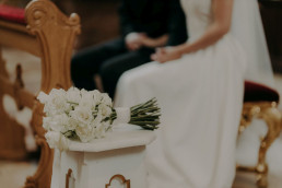 Brautstrauß komplett aus weißen Rosen in Kirche