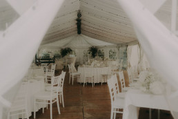 Blick ins fertige Zelt mit weißen Gestecken von Ganz Unverblümt