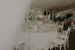 Hochzeit komplett in Weiß mit üppigen Gestecken und Windlichtern von Ganz Unverblümt
