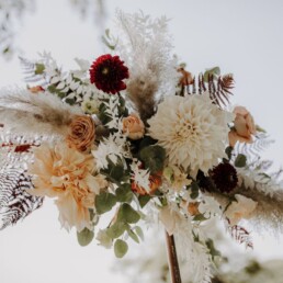 Natürliches Traubogengesteck mit frischen Blumen und Trockenblumen von Ganz Unverblümt