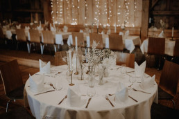 Eingedeckter Tisch im Bohostil mit Vasen und Kerzenständern von Ganz Unverblümt