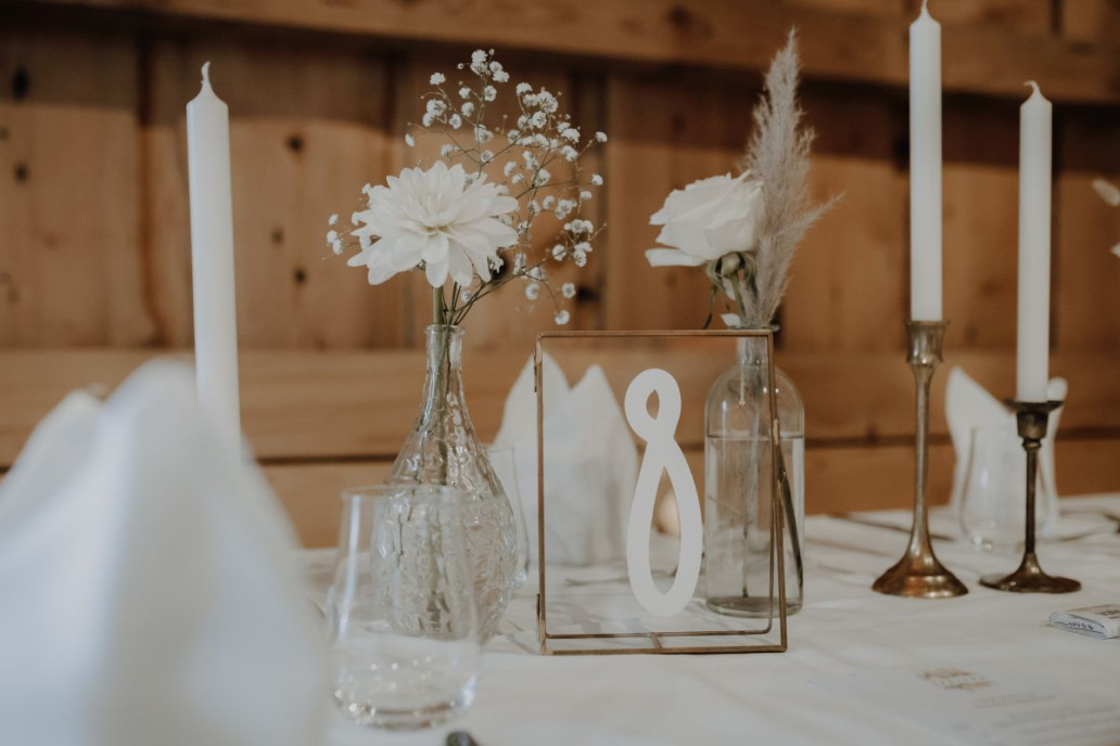 Tischdekoration mit Vasen und Blumen von Ganz Unverblümt sowie Kerzenständern