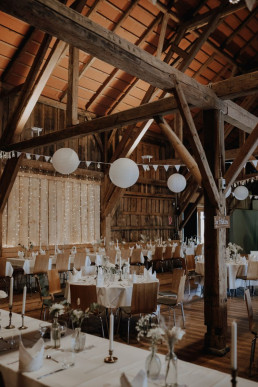 Scheune am Wildberghof Buchet mit Boho Blumen und Dekoartikeln von Ganz Unverblümt