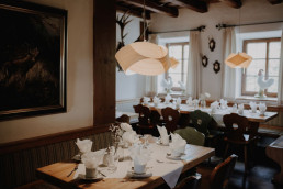 Eingedeckte Cafetische mit Boho Vasen von Ganz Unverblümt