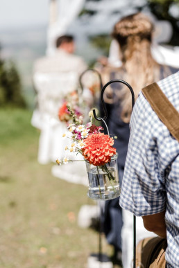 Gartenstab mit bunten Wiesenblumen von Ganz Unverblümt