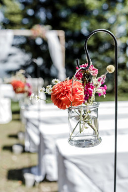Glas mit bunten Blumen bei freien Trauung von Ganz Unverblümt