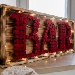 Holzschild mit Korken für Bar bei rustikaler Hochzeitsdekoration