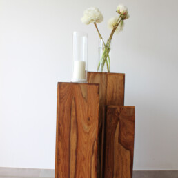Säulen aus Holz als Raumdekoration für rustikale Hochzeiten