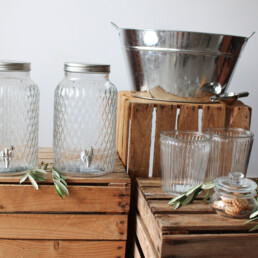 Set aus Getränkespender, Zinkwanne und Glasschalen für Snacks und Getränkebar