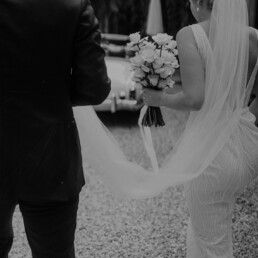 Brautpaar mit minimalistischem Brautstrauß aus Rosen von Ganz Unverblümt Straubing