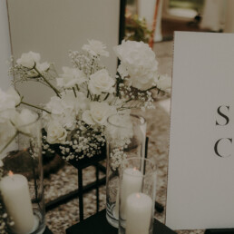 Raumdekoration aus weißen Blumen von Hochzeitflorist Ganz Unverblümt aus Steinach