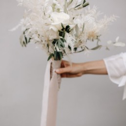 Brautstrauß aus weißen Blumen und Trockenblumen von Hochzeitsflorist Ganz Unverblümt Steinach
