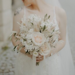 Pastellfarbener runder Brautstrauß aus Frisch- und Trockenblumen von Ganz Unverblümt in Steinach