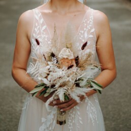 Rustikaler, bündelartiger Brautstrauß aus Frisch- und Trockenblumen in Naturtönen von Ganz Unverblümt Steinach