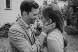 Brautpaar beim Fotoshooting in schwarz-weiß in Landshut