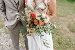 Natürlicher Brautstrauß in Herbstfarben von Hochzeitsflorist Ganz Unverblümt Steinach