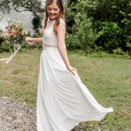 Braut mit Brautstrauß von Ganz Unverblümt Steinach beim Fotoshooting