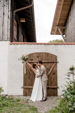 Brautpaar mit Brautstrauß von Ganz Unverblümt beim Fotoshooting vor ihrer Trauung