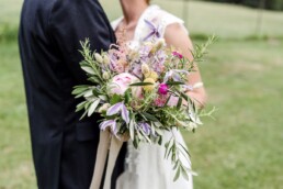 Brautstrauß aus Wiesenblumen und Kräutern von Hochzeitsflorist Ganz Unverblümt Steinach