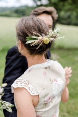 Floraler Haarkamm aus Wiesenblumen von Hochzeitsflorist Ganz Unverblümt Steinach