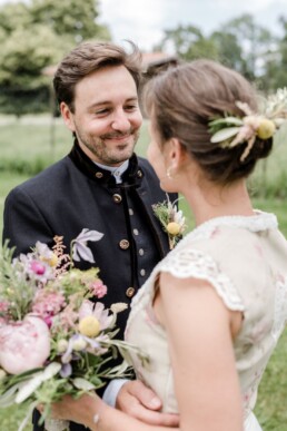 Brautpaar mit Brautstrauß, Anstecker und Haarschmuck von Hochzeitsflorist Ganz Unverblümt